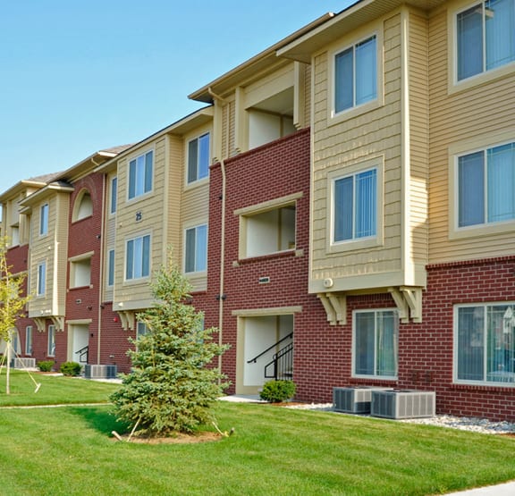 Green Lawns at The Harbours Apartments in Clinton Township, MI
