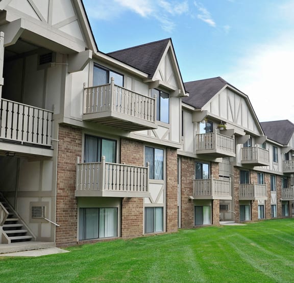 Exterior View at Rivers Edge Apartments in Waterford Twp, MI 48327