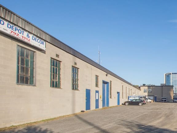 A building with a sign that says "DEPOT & DECOR" on it.