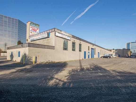 A building with a sign that says "Vacant Free" on it.