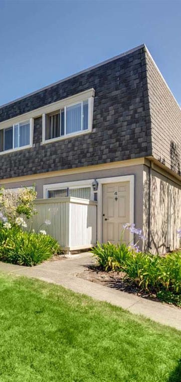 Green hedges behind apartments, Fairmont Apartments, Pacifica, California