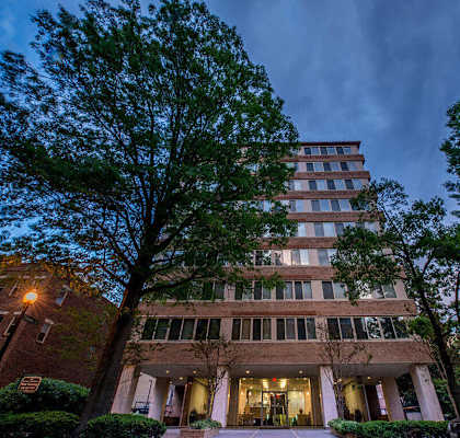 A large building at The 925 Apartments, Washington, Washington