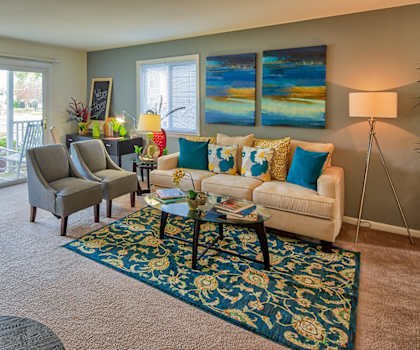 Four-Seasons-Yorktown Living Room