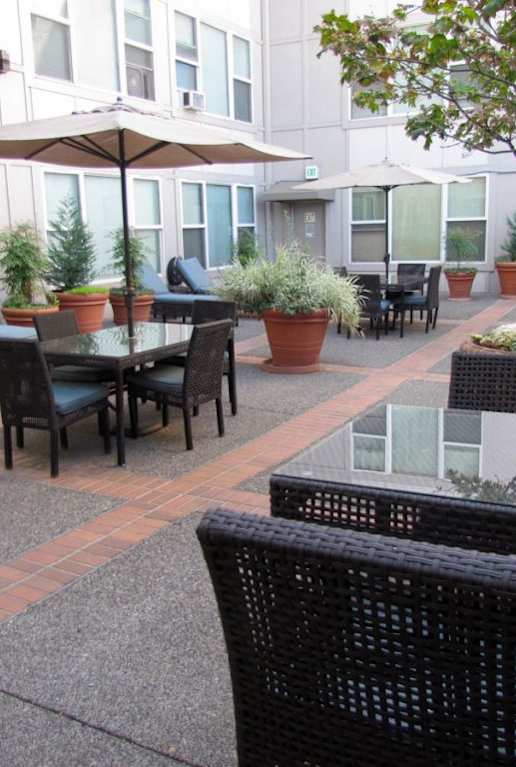Outdoor Patio at Fifth Avenue Place Apartments, Portland