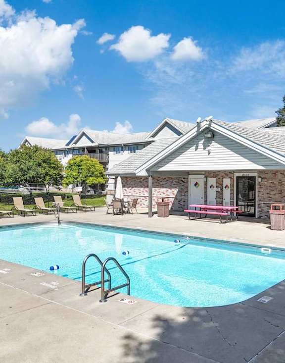 Sun Prairie Vista Court Apartments in West Des Moines IA