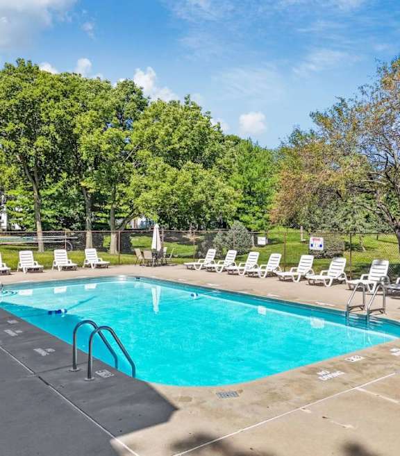 Sun Prairie Vista Court Apartments in West Des Moines IA