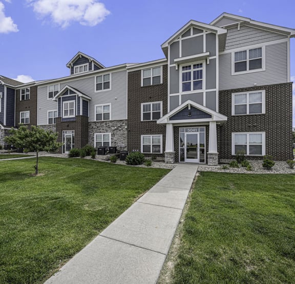 Well maintained apartment building at Trade Winds Apartment Homes in Elkhorn, NE 68022