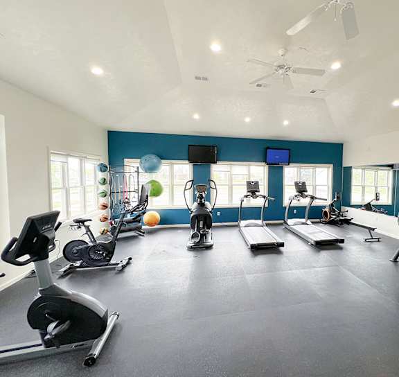 24-hour fitness center at Tracy Creek Apartment Homes in Perrysburg, OH 43551