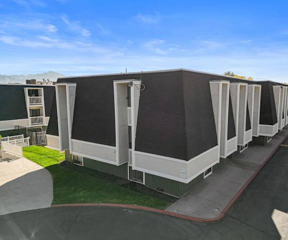 a row of black and white trailers parked on the side of a building
