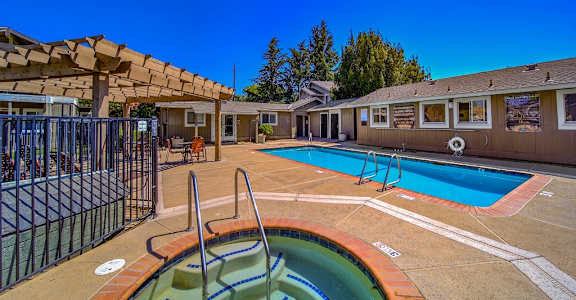 Hot Tub and Pool at Aspen Park