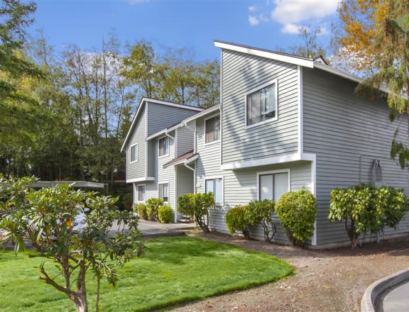 Hampton Court Apartments in Everett WA