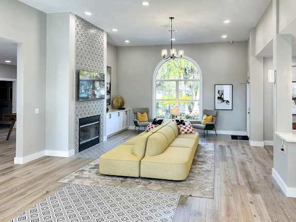  Remodeled clubhouse with fireplace, TV and WiFi