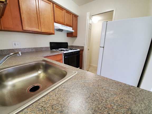 11109 Kitchen at Stone Ridge Apartments in Wixom, MI 48393