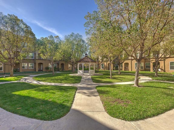 Grass courtyard at VINTAGE AT BOUQUET CANYON, Santa Clarita California