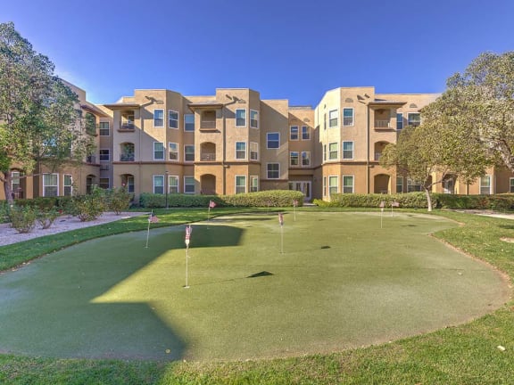 Putting Green at VINTAGE AT BOUQUET CANYON, Santa Clarita