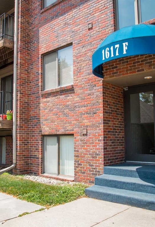  Entrance to building at Packard House Apartments in Lincoln Nebraska