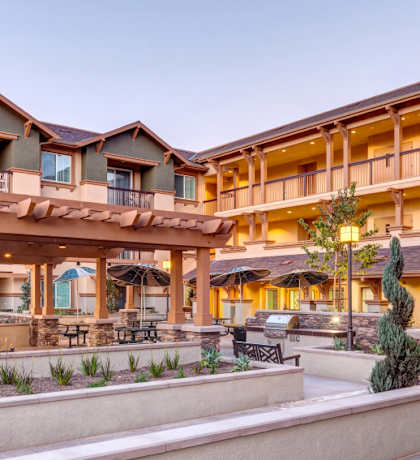 Broadway Villas - Courtyard Wide Shot