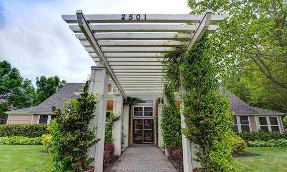 Walking Path at Commons at Verandas in Tanasbourne Apartments, Oregon
