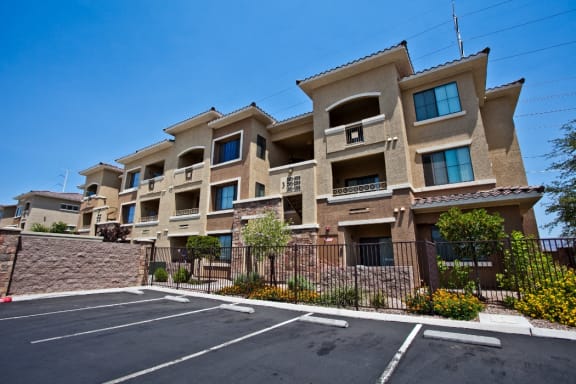 Available Parking at Apartments for Rent Near Las Vegas Strip