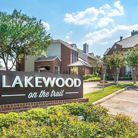 The entrance to the Lakewood on the Trail sign, with the apartment buildings in the background. 