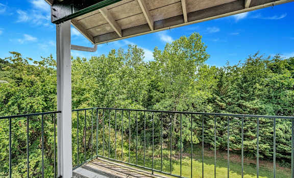 additional photo for property listing at chic digs with room to stretch out in the village 22 car