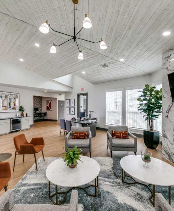 Palencia Apartments in Dallas, Texas Exterior and Pool with Lounge Chairs