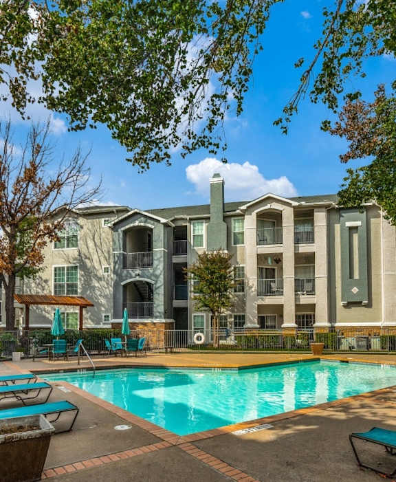 Palencia Apartments in Dallas, Texas Exterior and Pool with Lounge Chairs
