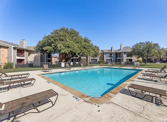 the preserve at ballantyne commons pool and tables with apartment buildings