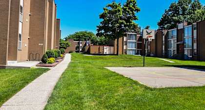 Basketball Court at Eagles Landing Apartments, Integrity Realty, Ohio, 44240