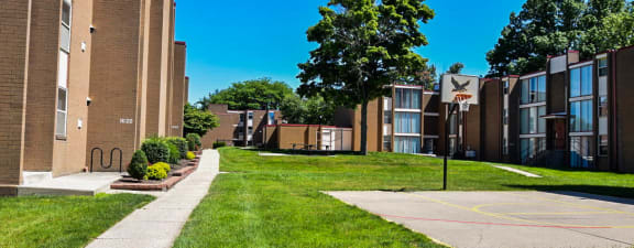 Landscape photo of Eagles Landing outdoor basketball court and apartment buildings