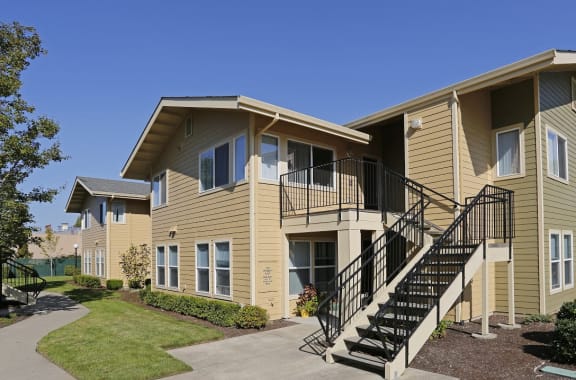 Exterior at Redwood Commons Apartments, Oregon