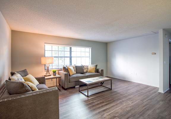 03_p1409681_Woodland_Heights_Apartments_Flash