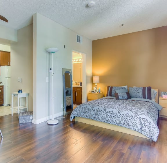 Live In Cozy Bedrooms at Hollywood Vista, California