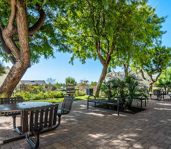 Courtyard at Mission Plaza Apartments, Los Angeles, CA