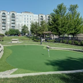 Beautiful putting green - exterior of The Mil'Ton in Venon Hills