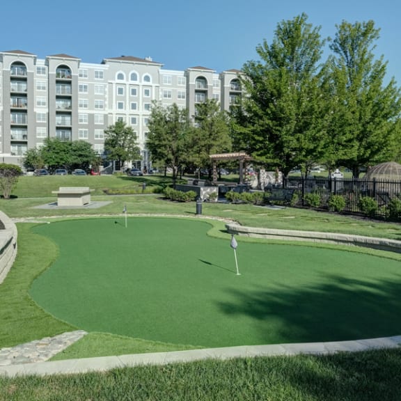 Beautiful putting green - exterior of The Mil'Ton in Venon Hills