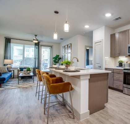 A modern kitchen with a bar area and a dining table.