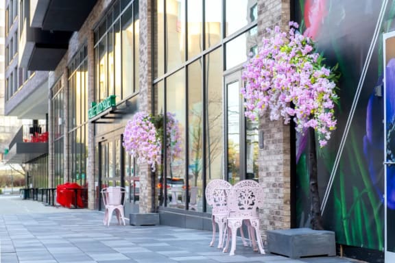 a row of chairs sitting in front of a building