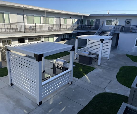 Courtyard La Pat Apartments in Westminster California