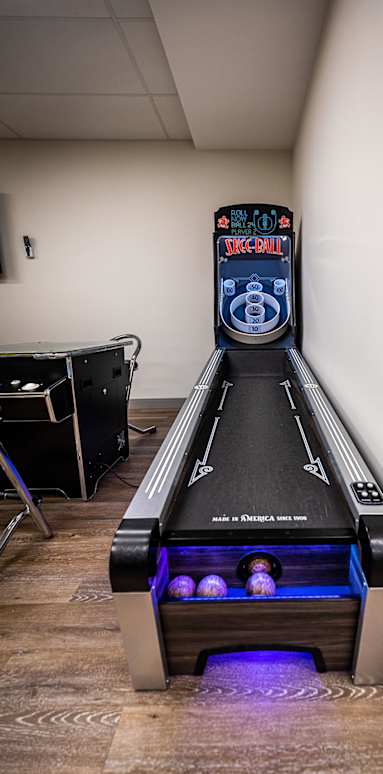 an old style arcade game in a room