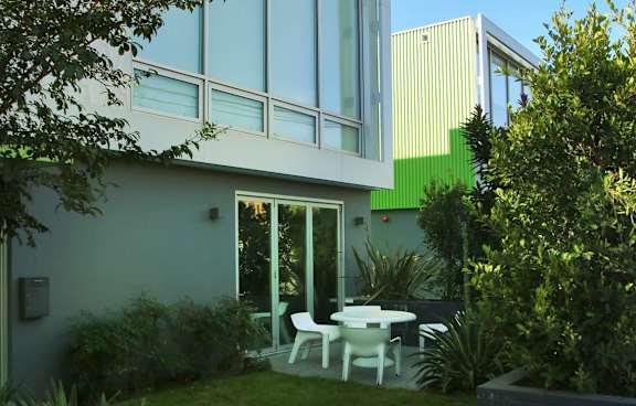 A modern house with a white patio set. at The Geffen, Los Angeles, 90038