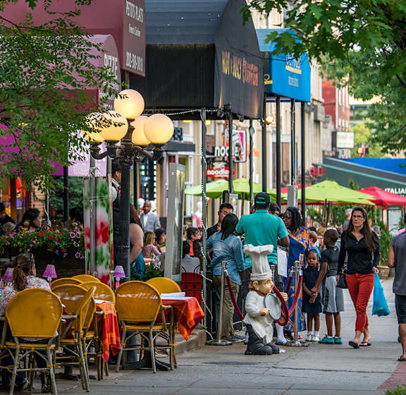 A restaurant with people dining outside. at The 925 Apartments, Washington, Washington