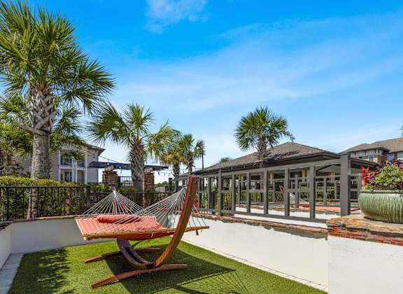 additional photo for property listing at chic digs with room to stretch out in the village 22 car at The Loree Apartments, Jacksonville, FL 32256