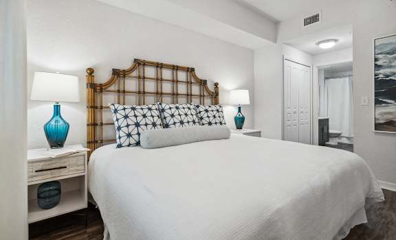 a bedroom with a large white bed and two lamps at Barcelona Jupiter, Jupiter, 33458