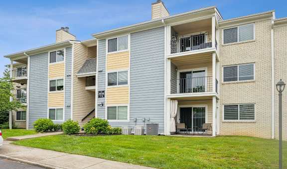 Apartment building with a blue sky in the background. at Chinoe Creek Apartments, Lexington, KY, 40502
