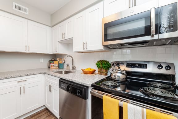 Kitchen with Appliances at Hyde Park Townhomes, PRG Real Estate Management, 23831