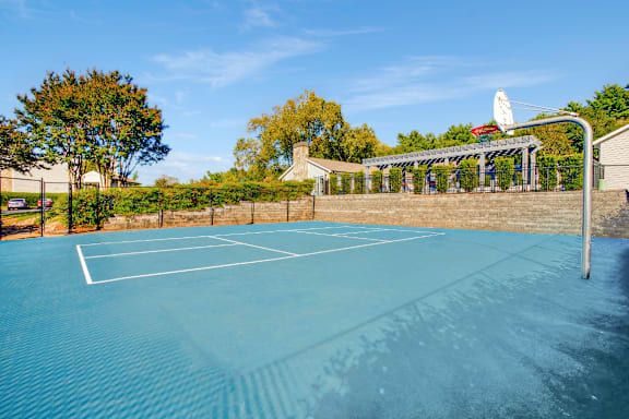 the tennis court is available for tenants to use at Edgemont Apartments, PRG Real Estate, Greenville, 29615