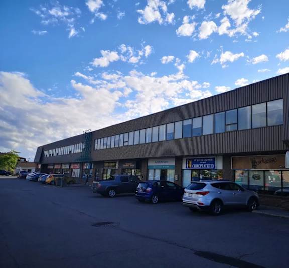 A parking lot with cars and a building with a sign that says "Bordas".