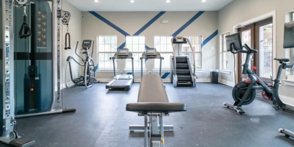the gym at the monarch luxury apartments in des plaines