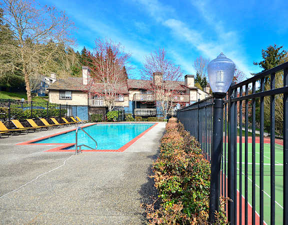 sports courts/tennis court, pool